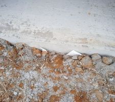 Polystyrène pris entre terre et mur