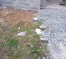 Morceaux de parpaing, plastique, clous jonchant l'allée d'accès au garage