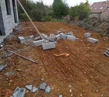 Autre vue des parpaings jetés depuis l'étage sur les ferrailles à béton + morceaux de bois et de fer