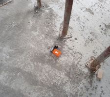 Boîte de clous de charpente laissée dans la maison