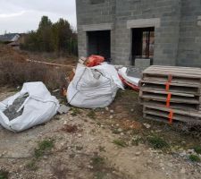Vue de la déchetterie de notre maison (sac au premier plan sur la voie publique) !!