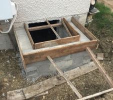 Préparation pour couler le béton afin de pouvoir poser le caillebotis
