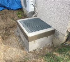 Accès au vide sanitaire par caillebotis, manque plus qu?a combler le pourtour avec de la terre
