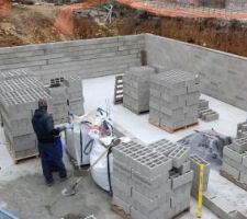 Élévation des murs du sous-sol en cours