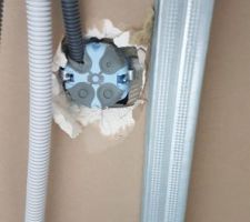 A voir derrière la cloison c'est normal quand le trou n'est pas fait à la scie cloche...une malfaçon de plus à rajouter à la longue liste. Mais on va m'expliquer que c'est normal et qu'on est dans les tolérances...mais non c'est mal fait tout simplement