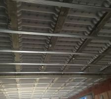 Pose des suspentes et rails plafond