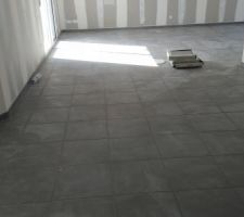 Carrelage terminé... il va y avoir pas mal de reprise à faire ...