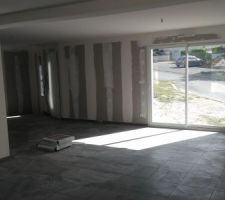 Carrelage terminé... il va y avoir pas mal de reprise à faire ...