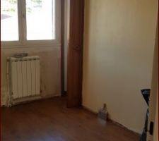 Chambre 1
suppressions du papier peint.
Enduit et mise en place papier a peindre.