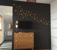 Deco mur chambre mais suis pas convaincue par le positionnement des pois pour lequel j?ai opté....au pif...