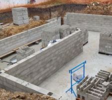&Eacute;l&eacute;vation des murs du sous-sol en cours, il ne reste que la liaison avec les fondations du garage &agrave; finir pour finaliser les murs du sous-sol