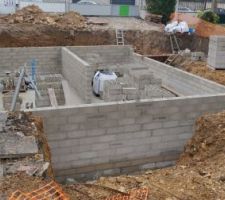 Élévation des murs du sous-sol en cours, il ne reste que la liaison avec les fondations du garage à finir pour finaliser les murs du sous-sol