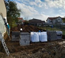 Protection du mur de la voisine en attendant la mont&eacute;e du pignon Est. Les fouilles ayant &eacute;t&eacute; faites, les fondations devraient &ecirc;tre coul&eacute;es demain! &raquo;