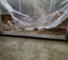 31/10/18: Seuil de la porte de garage et de service en place.
Je trouve &ccedil;a quand m&ecirc;me haut! mais c'est rassurant pour &eacute;viter que l'eau ne rentre