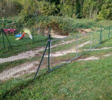 Cette barrière, pas pratique car pas assez solide, faut la refaire... Alors je vais gentillement utiliser le même système que devant la grange, un bout de grillage flottant, fixé d'un côté, et fixable de l'autre afin de fermer facilement