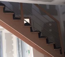 Escalier en hetre, 1/4 tournant, avec contre-marche, limon cremaillere des deux cotés, rembarde en bois et tube aluminium.
