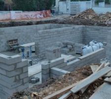 El&eacute;vation des murs du sous-sol en cours.