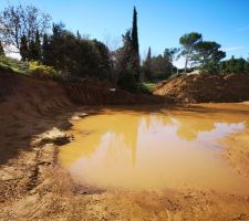 Terrassement terminé !
en fin de compte ils sont arrivé a la roche et ils préferent coffrer pour faire les foncation, que de creuser au brise roche pour couler les fondations, je ne sais honnetement pas si c est mieux ou moins bien, l essentiel je suppose étant d etre sur la roche pour eviter les glissement de terrain et autres tassement de terrain

depuis le chantier c est malheuresement arrété a cause du non retour des DICT et du temps ... pluie depuis 2 semaines !