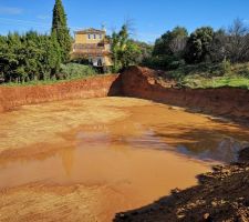Terrassement terminé !
en fin de compte ils sont arrivé a la roche et ils préferent coffrer pour faire les foncation, que de creuser au brise roche pour couler les fondations, je ne sais honnetement pas si c est mieux ou moins bien, l essentiel je suppose étant d etre sur la roche pour eviter les glissement de terrain et autres tassement de terrain

depuis le chantier c est malheuresement arrété a cause du non retour des DICT et du temps ... pluie depuis 2 semaines !