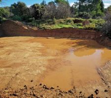 Terrassement terminé !
en fin de compte ils sont arrivé a la roche et ils préferent coffrer pour faire les foncation, que de creuser au brise roche pour couler les fondations, je ne sais honnetement pas si c est mieux ou moins bien, l essentiel je suppose étant d etre sur la roche pour eviter les glissement de terrain et autres tassement de terrain

depuis le chantier c est malheuresement arrété a cause du non retour des DICT et du temps ... pluie depuis 2 semaines !