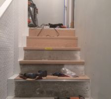 Habillage escalier béton avec stratifié collé