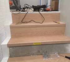 Habillage escalier béton avec stratifié collé