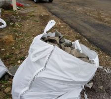 Vue des déchets rassemblés devant la maison