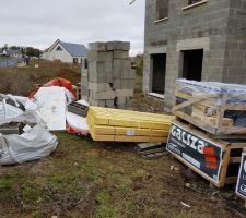 Vue des palettes d'ardoises et des déchets rassemblés devant la maison