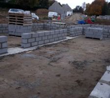 Pose des 3 rangs agglos du vide sanitaire