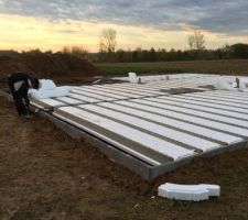Installation des réseaux, pose des poutrelles, des hourdis et des treillis
