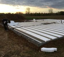 Installation des réseaux, pose des poutrelles, des hourdis et des treillis