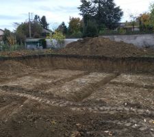 Terrassement terminé, fouilles pour fondations réalisées, pas de protection.