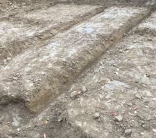 Terrassement terminé, fouilles pour fondations réalisées, pas de protection.