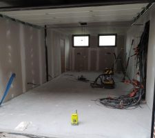 Le garage avec les bandes et la premiere passe d'enduit