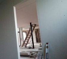 J'ai choisit de ne pas fixer la porte directement dans les montant métallique, et de rhabiller ces montants de placo afin d'avoir une meilleure finition. En effet, j'ai utilisé des montant de 70mm en mettant une porte standard. Par contre la porte est ajustée au mm