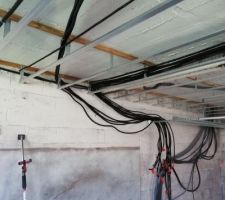 Je commence à passer les cables du RDC. Le tableau electrique principal se trouvera dans le garage