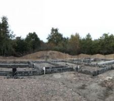 Deuxième rangée d'agglo sur le garage pour le mettre au niveau et ferraille.