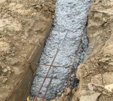 Pas de cale, pas de béton de propreté ni de protection, armatures qui touche la terre en bas et sur les côtés.
