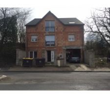 Vue ext&eacute;rieur du terrain ,construction en mitoyennet&eacute; avec celle du voisin