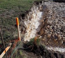 1 er gros problme.nous construison en limite de proprit et  Le terrassier  creuser  50 cm en plus sur le terrain des voisins... Et ceux ci nous orodonne de reboucher le.trou ou arrt des Travaux immdiat... sous huissier de justice..  suivre