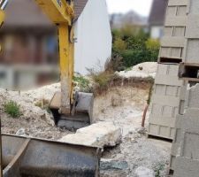 Retour du terrassier pour détruire les fondations