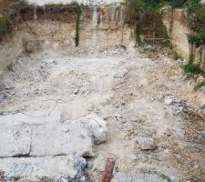 Les fondations en cours de destruction. Le béton était bleu à l'intérieur des semelles