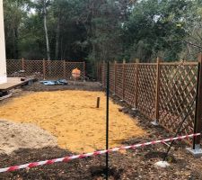 Travaux d'assainissement du terrain (sable + terre végétale) + pose clôture bois