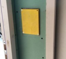 Preinstallation de l aspiration centralisée : prise pompier avec cache provisoire à l étage sur le palier.