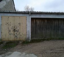 Entrée terrain : garage (porte bois) prévu à la démolition pour accès propriété