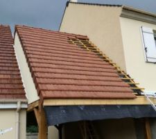 Préparation du montage
façade fini de couvrir
façade jardin a pris du retard
(j'ai marché sur un clou) aïe aïe aïe