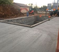 Piscine avec sa terrasse