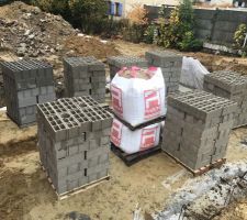 Livraison du parpaings pour les murs du vide sanitaire