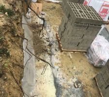 Livraison du parpaings pour les murs du vide sanitaire