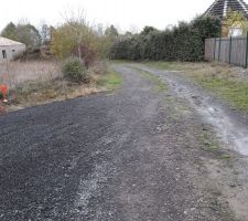 Petit chemin &agrave; c&ocirc;t&eacute; du terrain menant &agrave; l'&eacute;tang, environ 50m